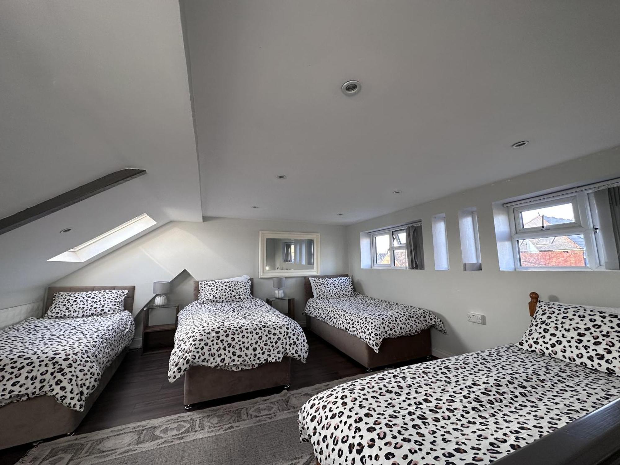 Adanhouse-Stockland Spacious 5 Bedroom House Sleeps 12 Private Garden คาร์ดิฟฟ์ ภายนอก รูปภาพ