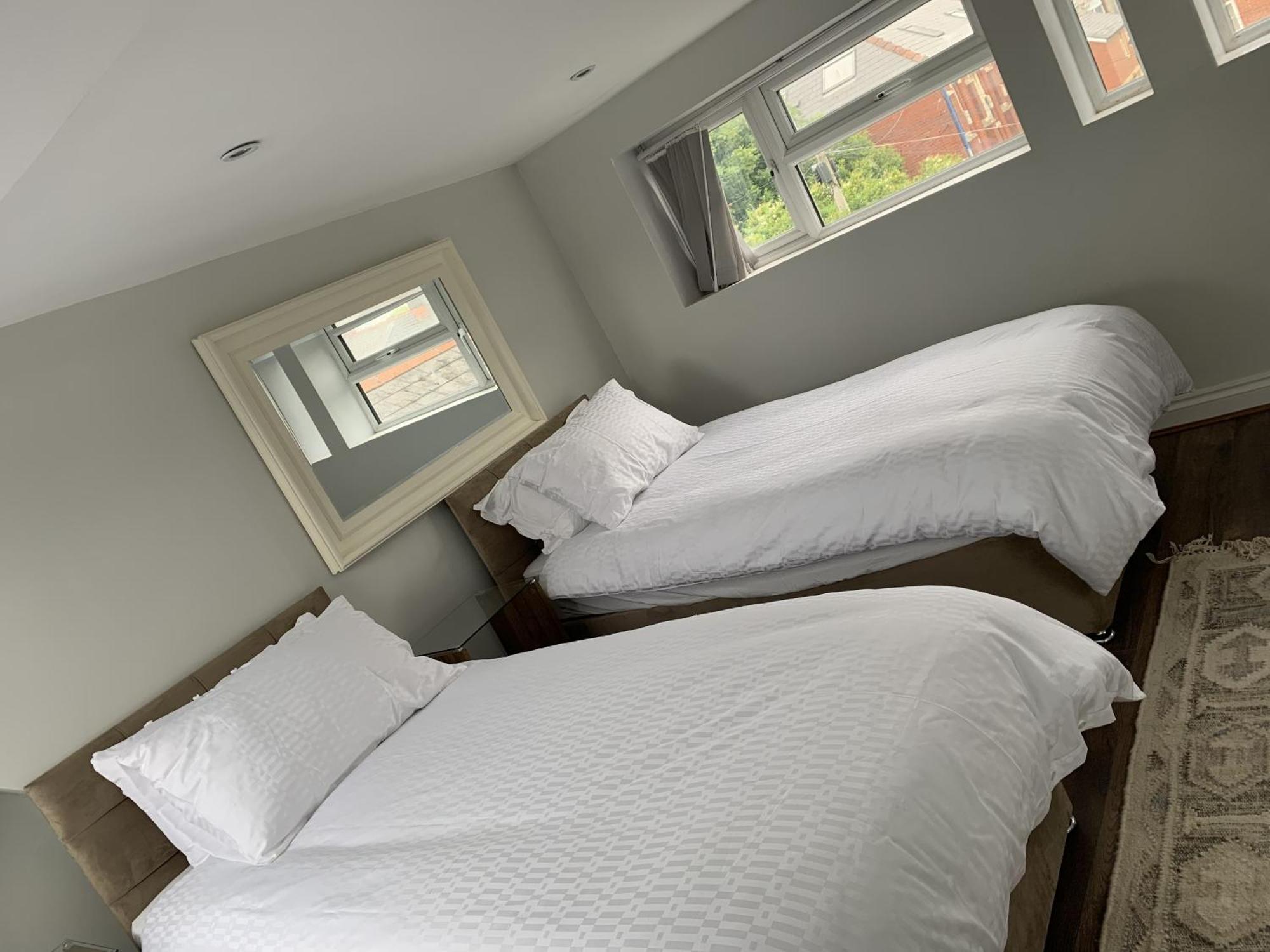 Adanhouse-Stockland Spacious 5 Bedroom House Sleeps 12 Private Garden คาร์ดิฟฟ์ ภายนอก รูปภาพ